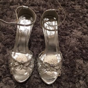 Mariachi Mami | Silver Brooch Heels w/ Stones 👸🏻
